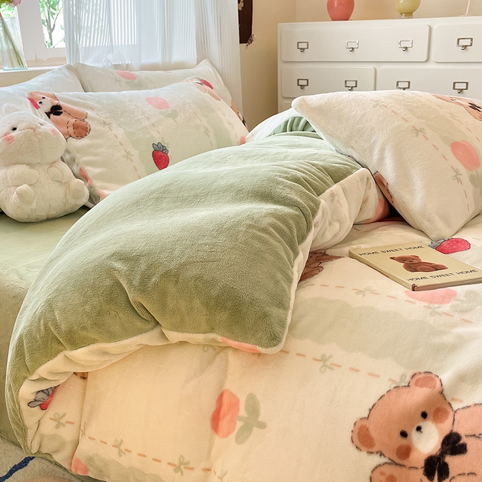 91家纺网 家纺一手货源 找家纺 慕澄家纺 2024新款小清新可爱印花牛奶绒加厚保暖四件套 草莓小熊