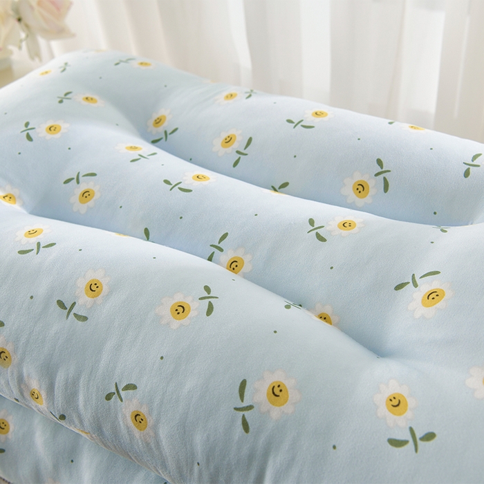 91家纺网 家纺一手货源 找家纺 圣楚家纺 2024新款云朵护颈枕枕头枕芯45*60cm 笑脸
