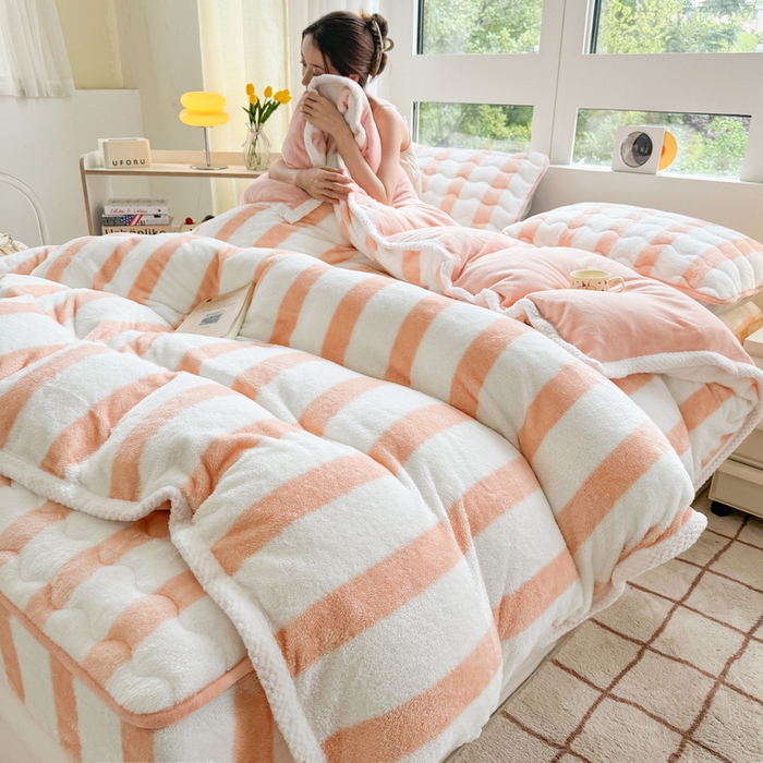 91家纺网 家纺一手货源 找家纺 2024新款A类北极绒格子-条纹系列宽包边加厚被套（自然光图） 条纹-粉玉