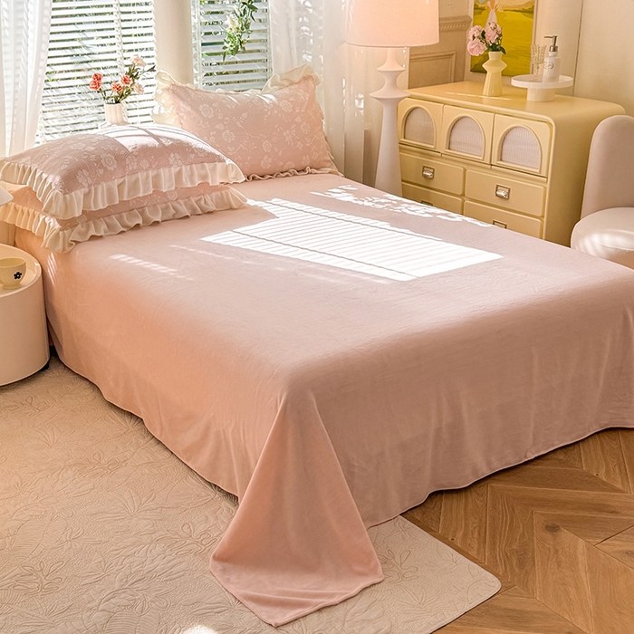 91家纺网 家纺一手货源 找家纺 大麦家纺 204新款高克重雕花牛奶绒四件套-爱丽丝 爱丽丝-桃粉