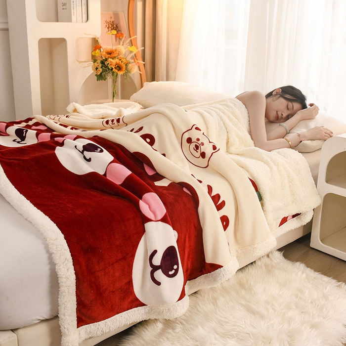 91家纺网 家纺一手货源 找家纺 2025新款毛毯AB版牛奶绒+羊羔绒毯子复合多功能午睡毯 甜蜜熊