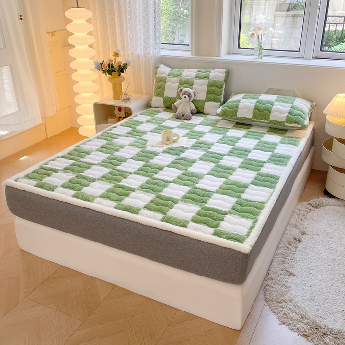 91家纺网 家纺一手货源 找家纺 2024秋冬加厚床垫床褥子北极绒印花泰迪绒床褥床护垫三件套-160g夹棉 棋盘格-豆绿