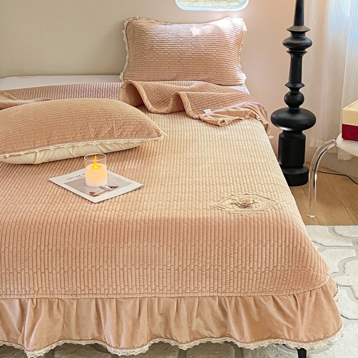 91家纺网 家纺一手货源 找家纺 胜权家纺 2024秋冬新款婴儿绒夹棉圆角花边简约风纯色牛奶绒床盖三件套 流绪花梦咖