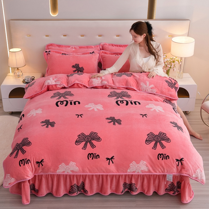 91家纺网 家纺一手货源 找家纺 阿亮家居 2024新款8.5斤保暖牛奶绒金貂绒床裙款四件套 蝴蝶结