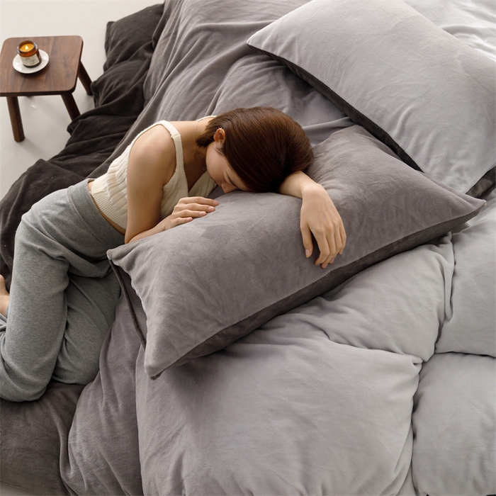 91家纺网 家纺一手货源 找家纺 2025新款小清新双面牛奶绒四件套 渐变灰