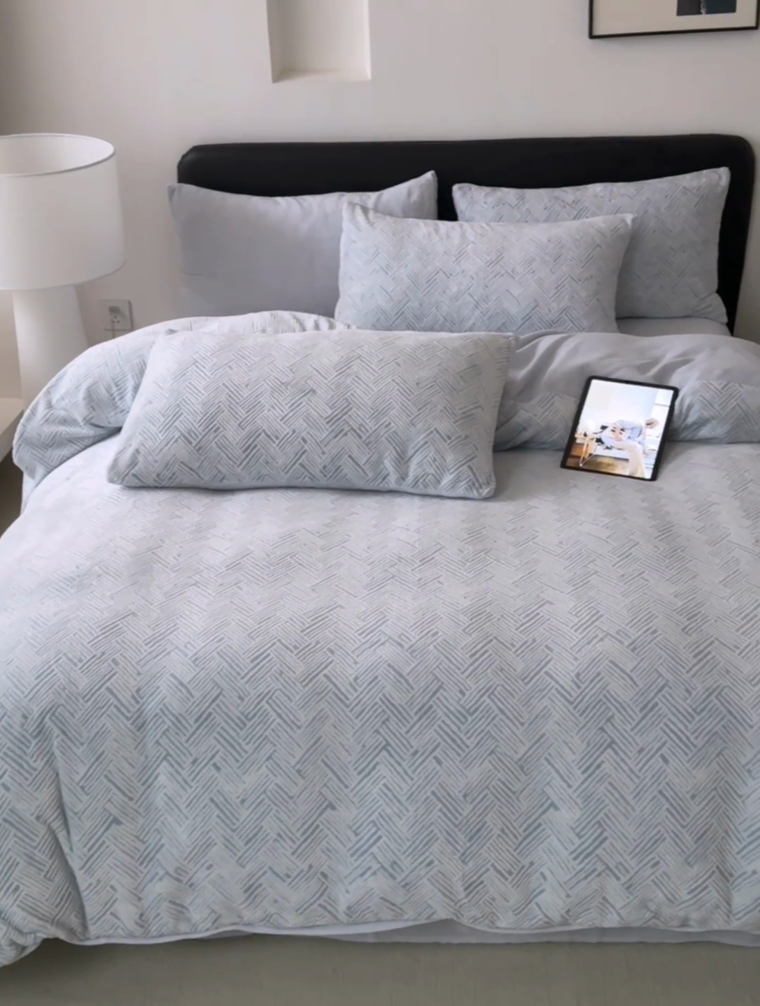 91家纺网 家纺一手货源 找家纺 优彩 2025新款雕花牛奶绒四件套烂花牛奶绒四件套 小几何-婴儿蓝