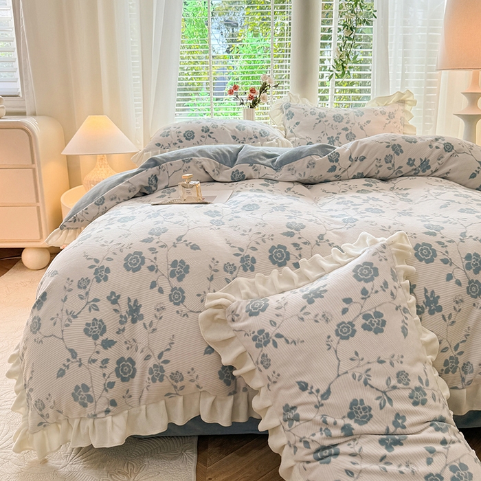 91家纺网 家纺一手货源 找家纺 大麦家纺 204新款高克重雕花牛奶绒四件套-爱丽丝 爱丽丝-天蓝