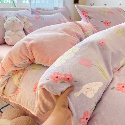 91家纺网 家纺一手货源 找家纺 慕澄家纺 2024新款小清新可爱印花牛奶绒加厚保暖四件套 花丛嬉戏