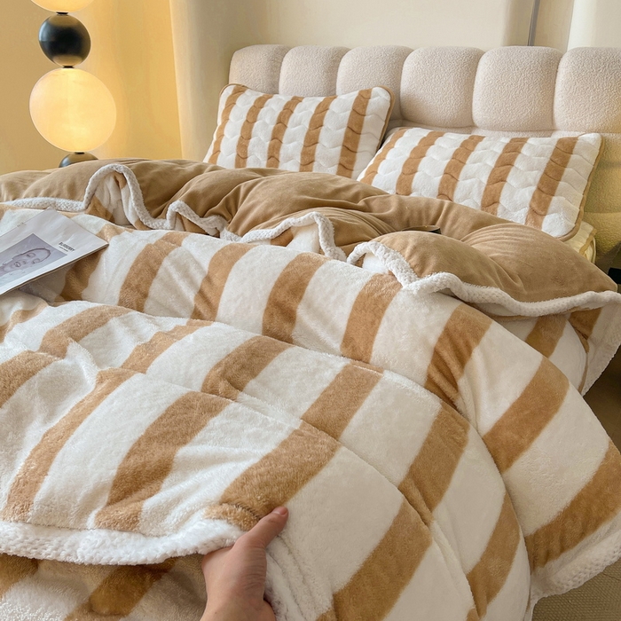91家纺网 家纺一手货源 找家纺 2024新款A类北极绒格子-条纹系列宽包边加厚被套（暖光图） 条纹-奶咖