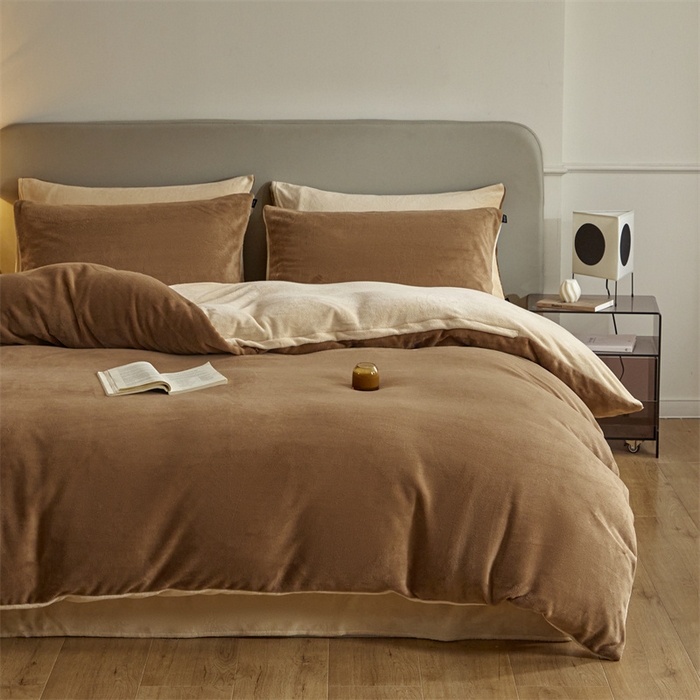 91家纺网 家纺一手货源 找家纺 启程家纺 2024新款A类加厚230克纯色双拼牛奶绒四件套 奶茶咖+奶咖