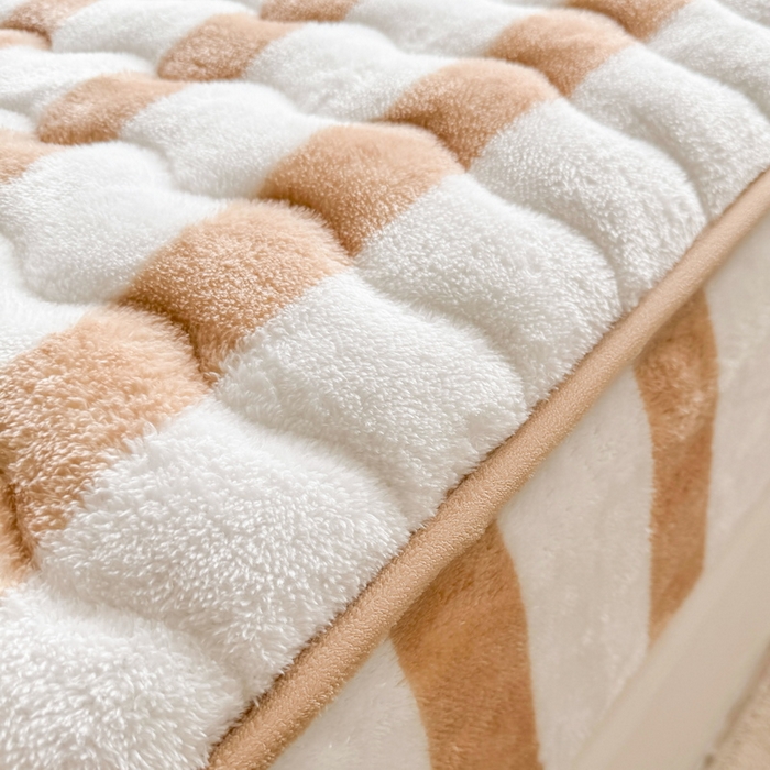 91家纺网 家纺一手货源 找家纺 2024秋冬新款A类北极绒加厚夹棉床笠+北极绒宽包边被套四件套（自然光图） 条纹-奶咖