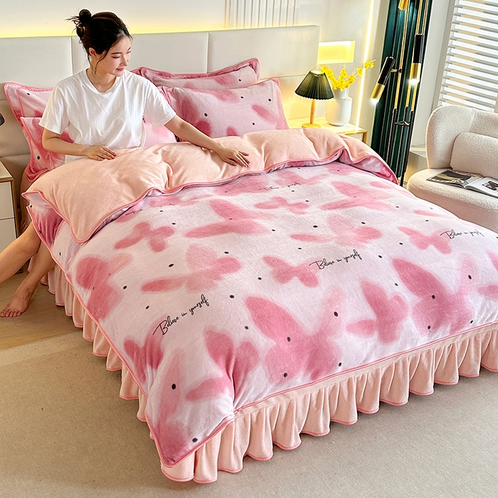 91家纺网 家纺一手货源 找家纺 富缦庭 2024新款8-9斤小包边床裙款牛奶绒印花四件套 蝶舞翩翩