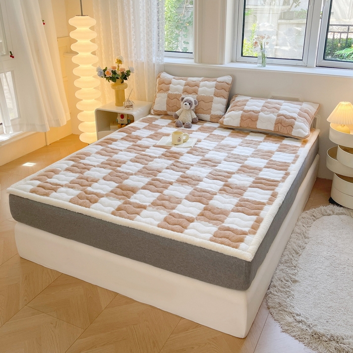 91家纺网 家纺一手货源 找家纺 2024秋冬加厚床垫床褥子北极绒印花泰迪绒床褥床护垫三件套-160g夹棉 棋盘格-奶咖