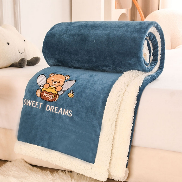 91家纺网 家纺一手货源 找家纺 2025新款毛毯AB版牛奶绒+羊羔绒毯子复合多功能午睡毯 美梦-午夜蓝