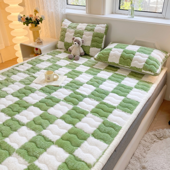 91家纺网 家纺一手货源 找家纺 2024秋冬加厚床垫床褥子北极绒印花泰迪绒床褥床护垫三件套-160g夹棉 棋盘格-豆绿