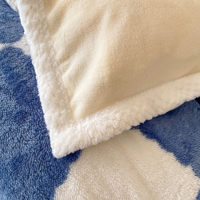 91家纺网 家纺一手货源 找家纺 2024新款A类北极绒格子-条纹系列宽包边加厚被套（暖光图） 棋盘格-高贵蓝