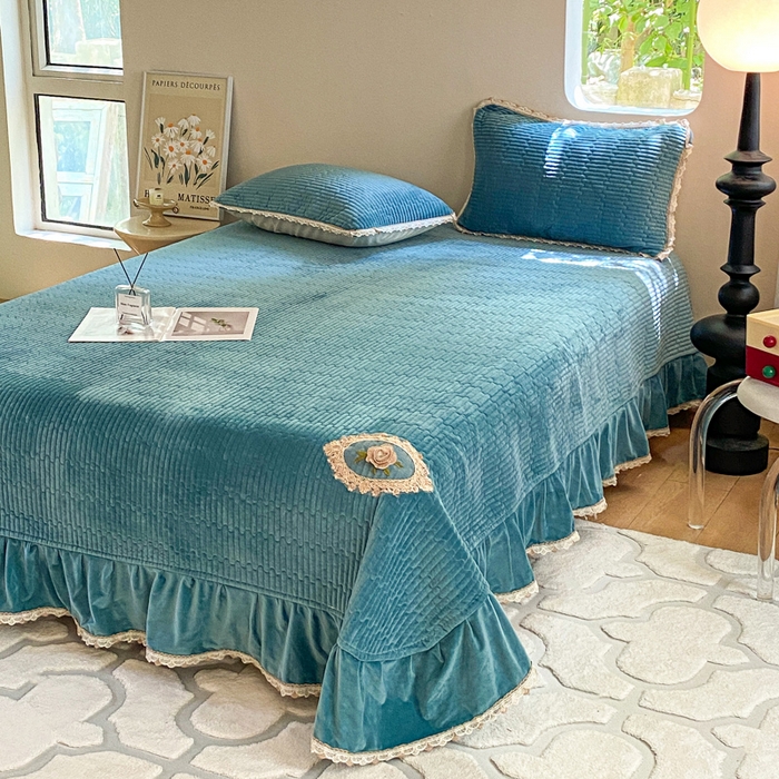 91家纺网 家纺一手货源 找家纺 胜权家纺 2024秋冬新款婴儿绒夹棉圆角花边简约风纯色牛奶绒床盖三件套 流绪花梦蓝