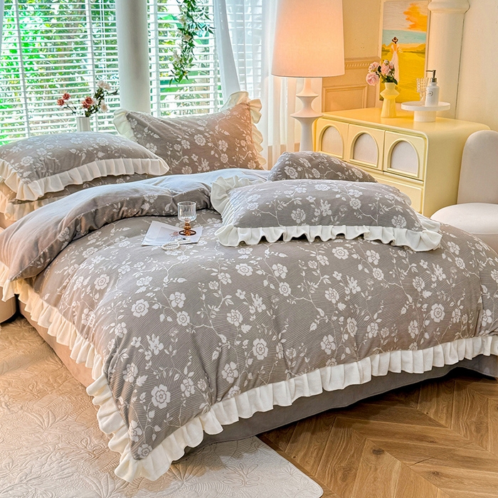 91家纺网 家纺一手货源 找家纺 大麦家纺 204新款高克重雕花牛奶绒四件套-爱丽丝 爱丽丝-浅灰