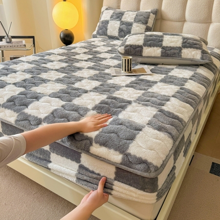 91家纺网 家纺一手货源 找家纺 （总）2024秋冬北极绒加厚夹棉床笠三件套印花泰迪绒床垫保护套罩-格子条纹系（暖光图）