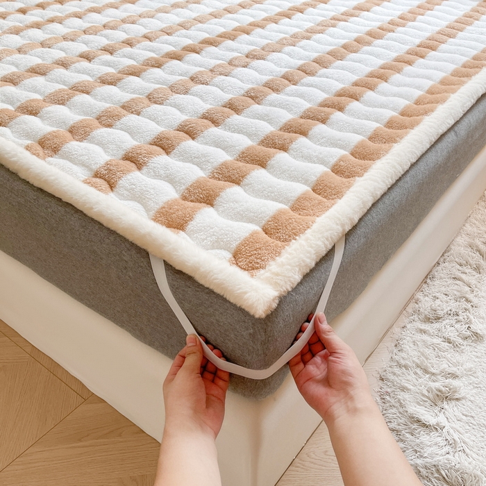 91家纺网 家纺一手货源 找家纺 2024秋冬加厚床垫床褥子北极绒印花泰迪绒床褥床护垫三件套-160g夹棉 条纹-奶咖