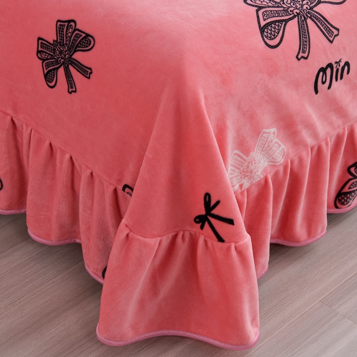 91家纺网 家纺一手货源 找家纺 阿亮家居 2024新款8.5斤保暖牛奶绒金貂绒床裙款四件套 蝴蝶结