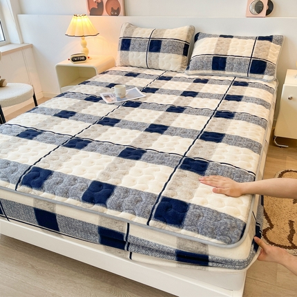 91家纺网 家纺一手货源 找家纺 2024秋冬牛奶绒加厚夹棉床笠三件套印花床垫保护套罩肌理格