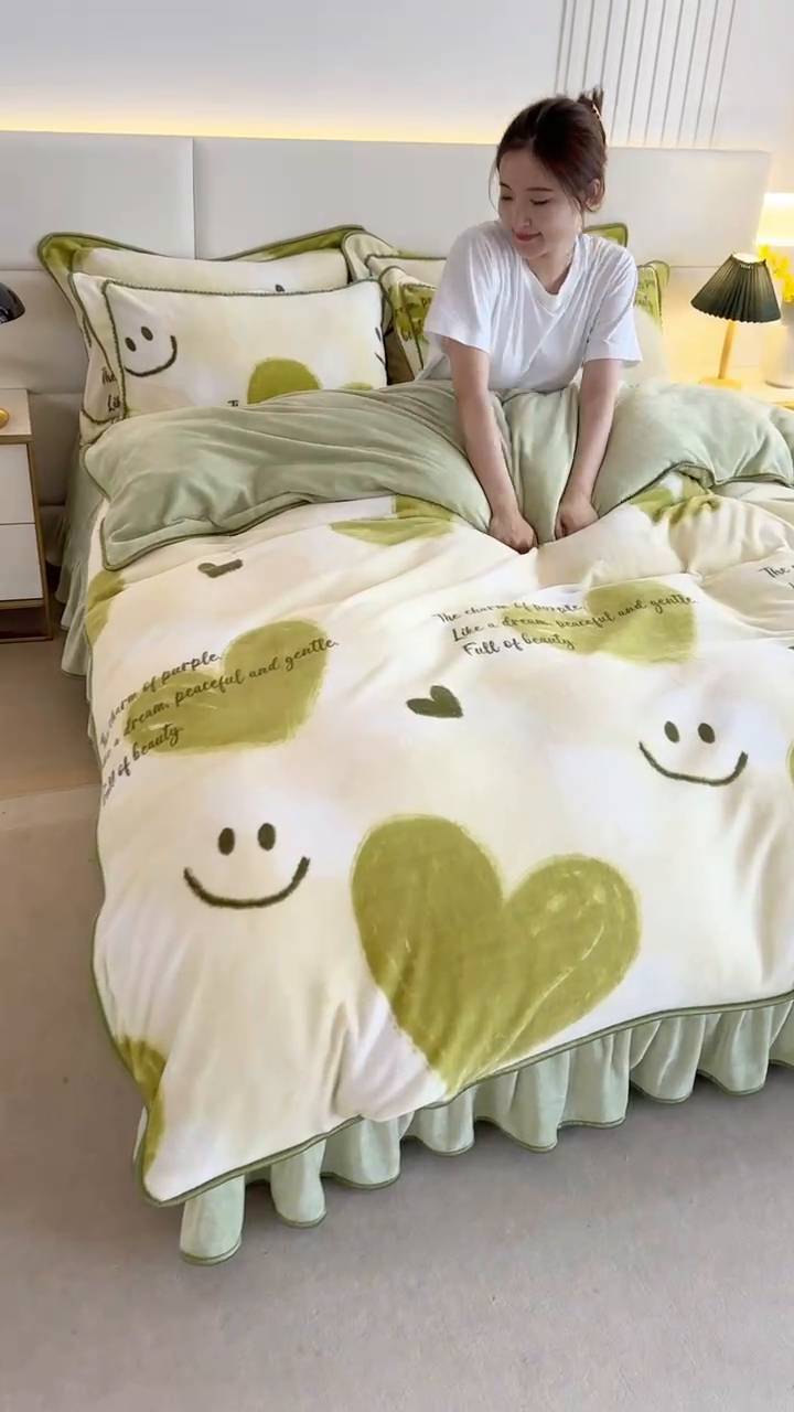 91家纺网 家纺一手货源 找家纺 富缦庭 2024新款8-9斤小包边床裙款牛奶绒印花四件套 怦然心动