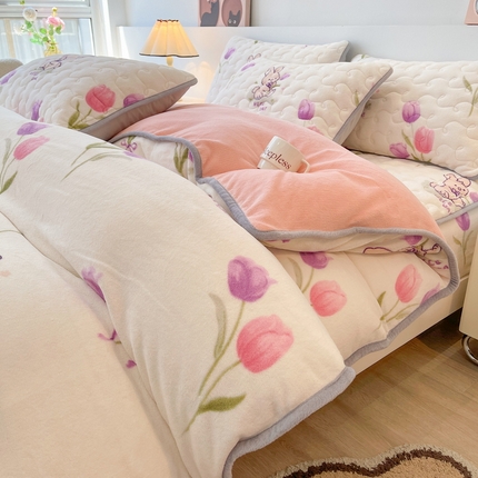 91家纺网 家纺一手货源 找家纺 2024新款A类牛奶绒包边款加厚保暖被套-印花款（机包边款）安妮兔