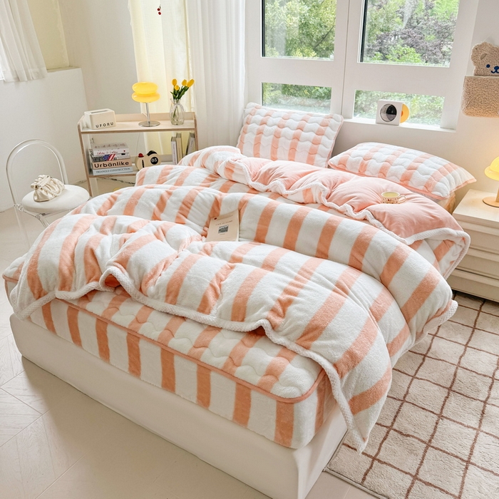 91家纺网 家纺一手货源 找家纺 2024新款A类北极绒格子-条纹系列宽包边加厚被套（自然光图） 条纹-粉玉