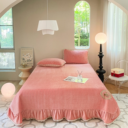 91家纺网 家纺一手货源 找家纺 （总）胜权家纺 2024秋冬新款婴儿绒夹棉圆角花边简约风纯色牛奶绒床盖三件套