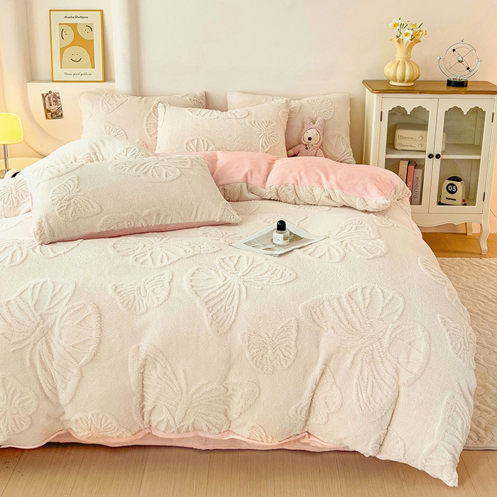 91家纺网 家纺一手货源 找家纺 梦之岛 2024新款高克重提花雕花牛奶绒四件套 蝴蝶公主-白粉