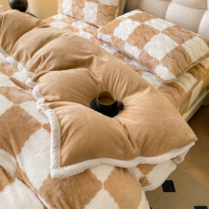 91家纺网 家纺一手货源 找家纺 2024新款A类北极绒格子-条纹系列宽包边加厚被套（暖光图） 棋盘格-奶咖