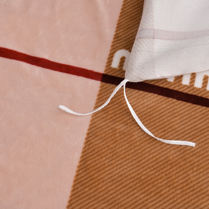 91家纺网 家纺一手货源 找家纺 阿亮家居 2024新款8.5斤保暖牛奶绒金貂绒床裙款四件套 经典条格