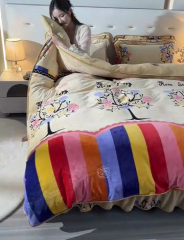 91家纺网 家纺一手货源 找家纺 阿亮家居 2024新款8.5斤保暖牛奶绒金貂绒床裙款四件套 浪漫玫瑰