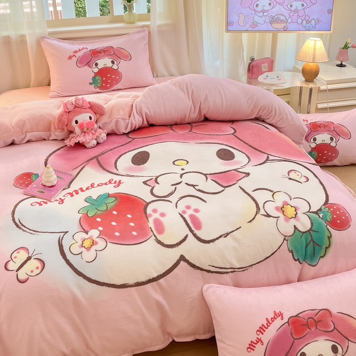 91家纺网 家纺一手货源 找家纺 金爱家 2024新款三丽鸥大版加厚牛奶绒四件套-第二批 绒大版-R草莓果汁美乐蒂