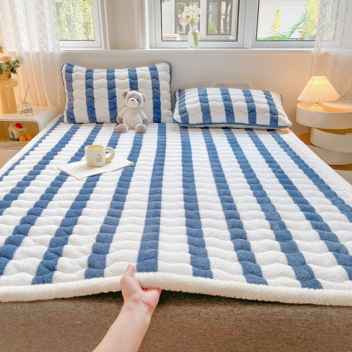 91家纺网 家纺一手货源 找家纺 2024秋冬加厚床垫床褥子北极绒印花泰迪绒床褥床护垫三件套-160g夹棉 条纹-高贵蓝