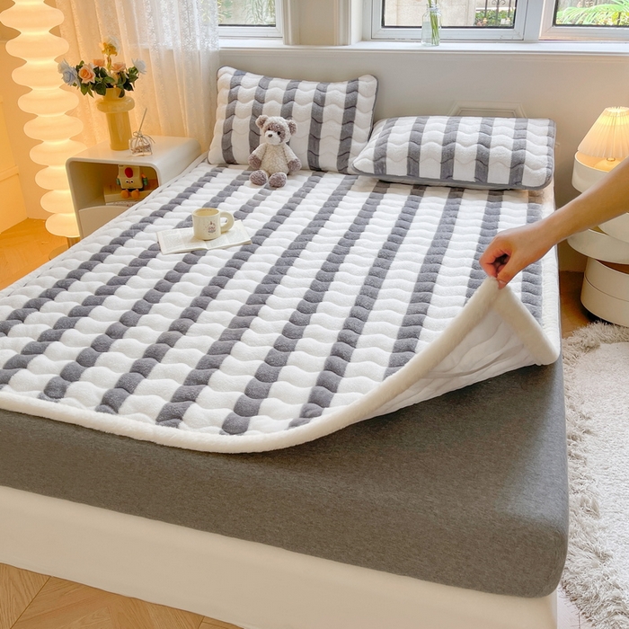 91家纺网 家纺一手货源 找家纺 2024秋冬加厚床垫床褥子北极绒印花泰迪绒床褥床护垫三件套-160g夹棉 条纹-灰色