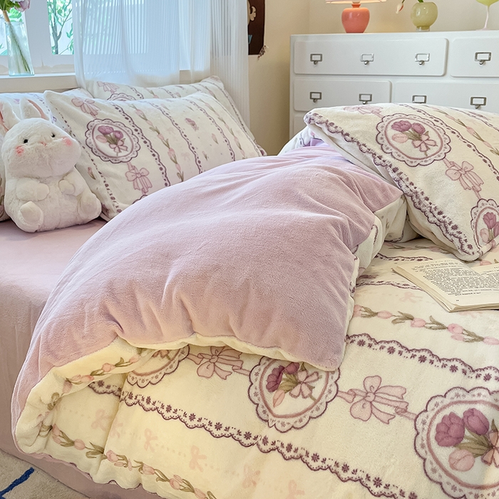 91家纺网 家纺一手货源 找家纺 慕澄家纺 2024新款小清新可爱印花牛奶绒加厚保暖四件套 竖条花