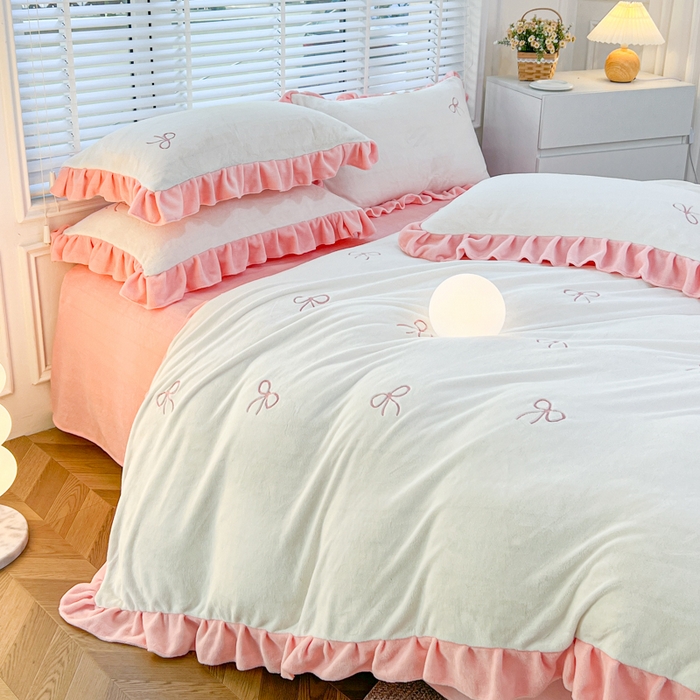 91家纺网 家纺一手货源 找家纺 金麦家纺 2024新款花边款牛奶绒四件套 蝴蝶结-粉色