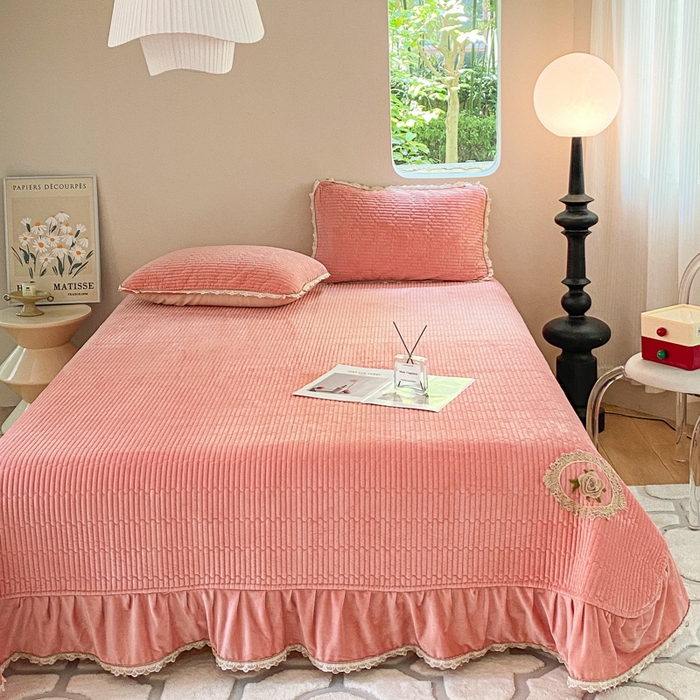 91家纺网 家纺一手货源 找家纺 胜权家纺 2024秋冬新款婴儿绒夹棉圆角花边简约风纯色牛奶绒床盖三件套 流绪花梦玉