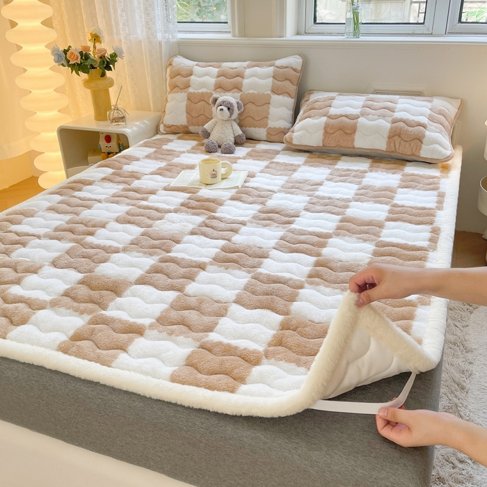 91家纺网 家纺一手货源 找家纺 2024秋冬加厚床垫床褥子北极绒印花泰迪绒床褥床护垫三件套-160g夹棉 棋盘格-奶咖