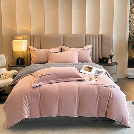 嗯呢家纺 2024新款A类高克重全消光婴儿绒刺绣双拼四件套 莫兰迪粉-漫灰