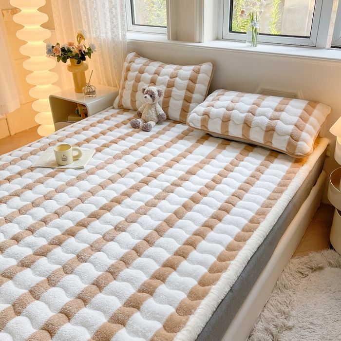 91家纺网 家纺一手货源 找家纺 2024秋冬加厚床垫床褥子北极绒印花泰迪绒床褥床护垫三件套-160g夹棉 条纹-奶咖