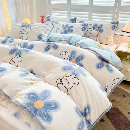 91家纺网 家纺一手货源 找家纺 2024秋冬新款牛奶绒加厚夹棉床褥垫+牛奶绒被套四件套邻家小兔