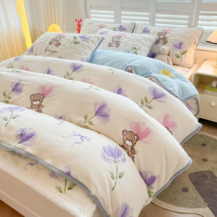 91家纺网 家纺一手货源 找家纺 2024秋冬新款牛奶绒加厚夹棉床褥垫+牛奶绒被套四件套贝贝熊