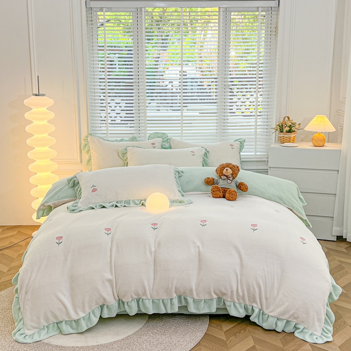 91家纺网 家纺一手货源 找家纺 金麦家纺 2024新款花边款牛奶绒四件套 蓝色花朵