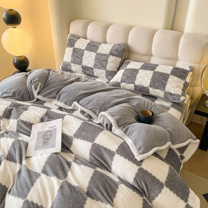 91家纺网 家纺一手货源 找家纺 2024新款A类北极绒格子-条纹系列宽包边加厚被套（暖光图） 棋盘格-灰色