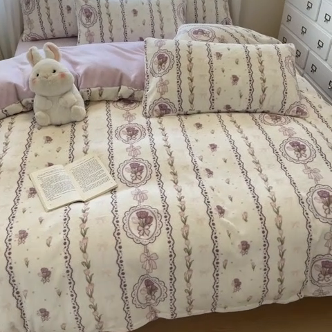 91家纺网 家纺一手货源 找家纺 慕澄家纺 2024新款小清新可爱印花牛奶绒加厚保暖四件套 竖条花
