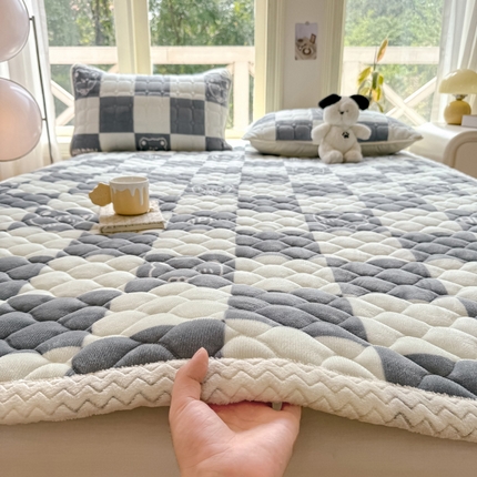 91家纺网 家纺一手货源 找家纺 眠势力 2025新款牛奶绒床垫保暖床褥子夹棉加厚秋冬季防滑床护垫 贝壳边-棋盘格