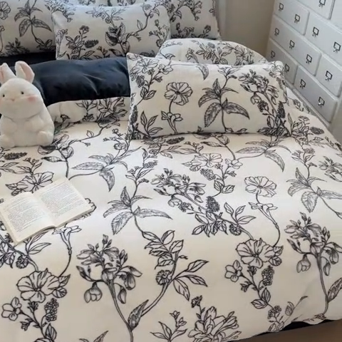 91家纺网 家纺一手货源 找家纺 慕澄家纺 2024新款小清新可爱印花牛奶绒加厚保暖四件套 黑白配